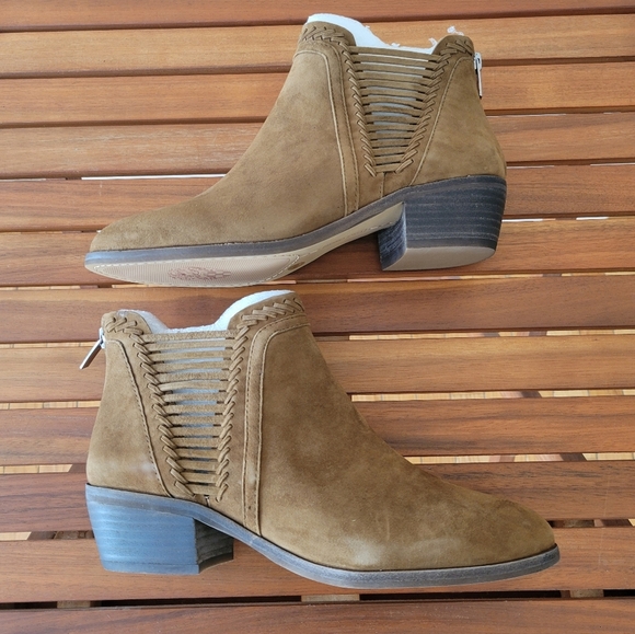 NIB Vince Camuto Pippsy Pumpernickel True Suede Bootie Size 8 Wide - Picture 3 of 7